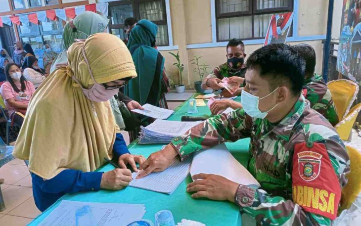 Warga terima BLT minyak goreng di Koramil 03/Loa Janan