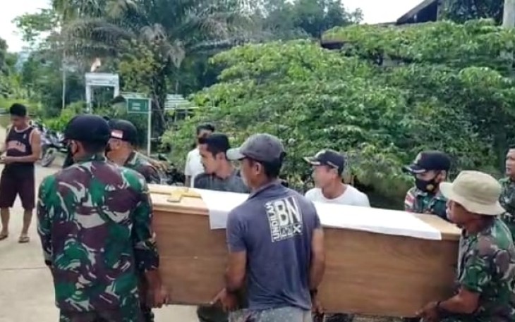 Satgas membantu pemakaman warga di perbatasan 