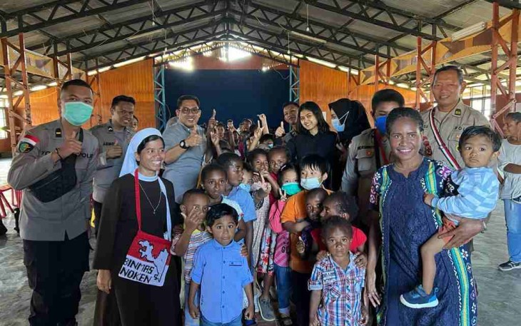 Sambutan hangat dan berfoto bersama dengan jamaah Gereja Kristen Paroki Roh Kudus Mabilabol Oksibil 