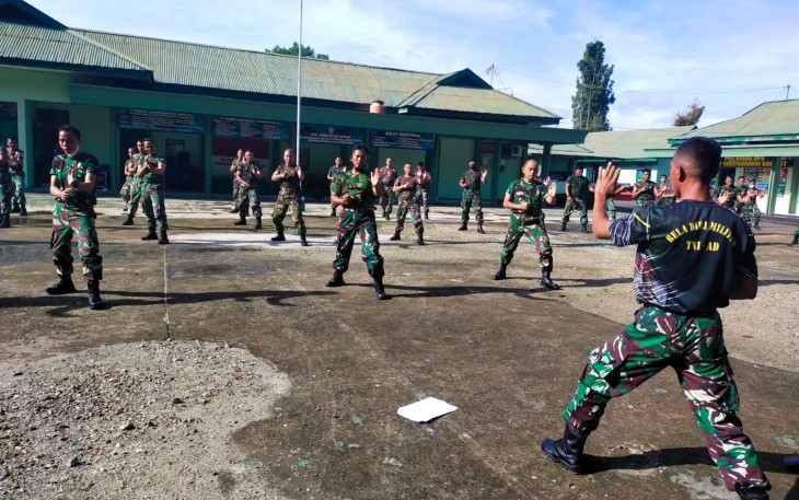 Latihan beladiri militer anggota Kodim 1002/Hst