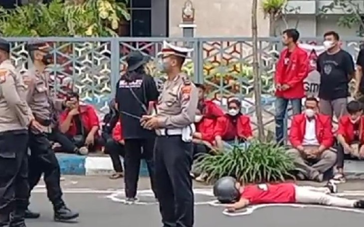 Sejumlah mahasiswa saat gelar aksi demo