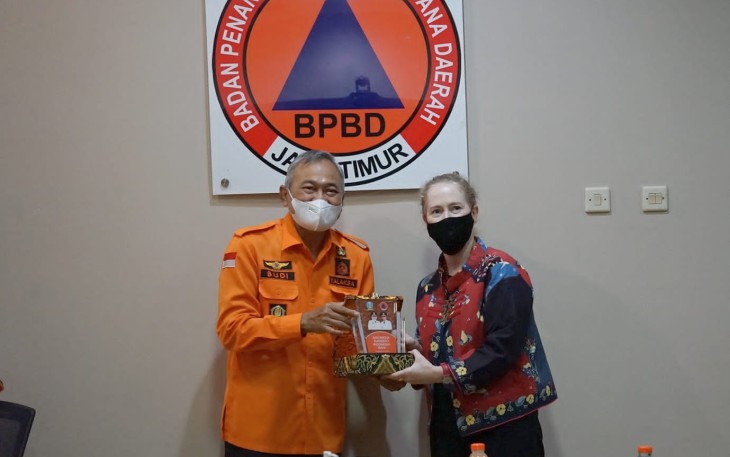Kalaksa BPBD Jatim saat bertukar cinderamata dengan Konjen Australia,,Sabtu (28/5/2022).