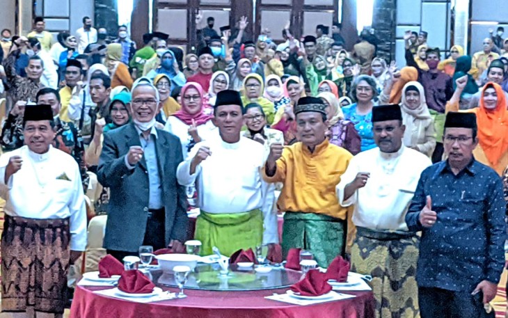 Gubernur Ansar, saat foto bersama kerabat saat, Kamis (4/6/2022).