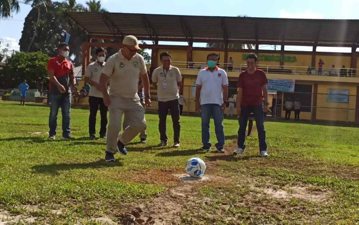 Akhriani resmi membuka turnamen sepak bola Bupati Cup Balangan 