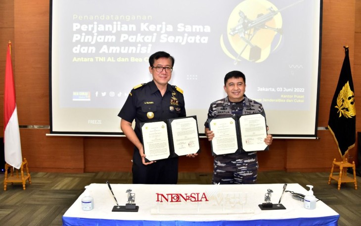 Kadissenlekal saat menandatangani kerjasama bersama Bea Cukai