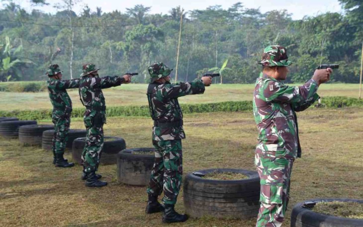 Latihan menembak anggota Korem 073/Makutarama