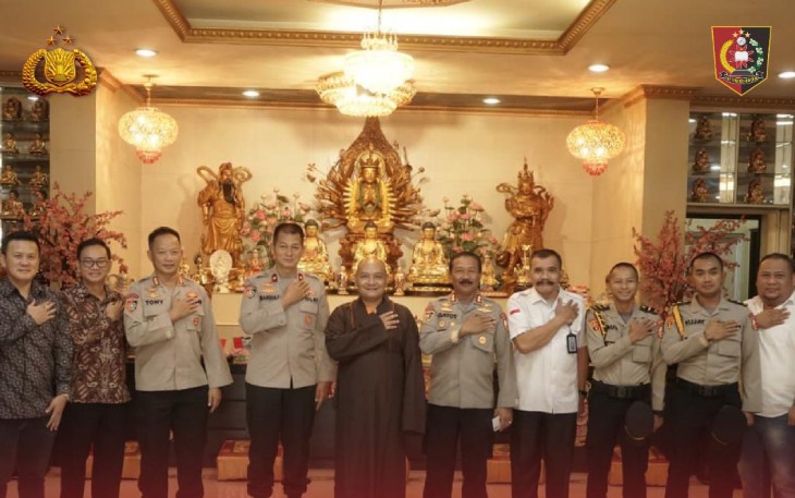 Setukpa Lemdiklat Polri foto bersama dengan dewan penasehat pembangunan vihara 