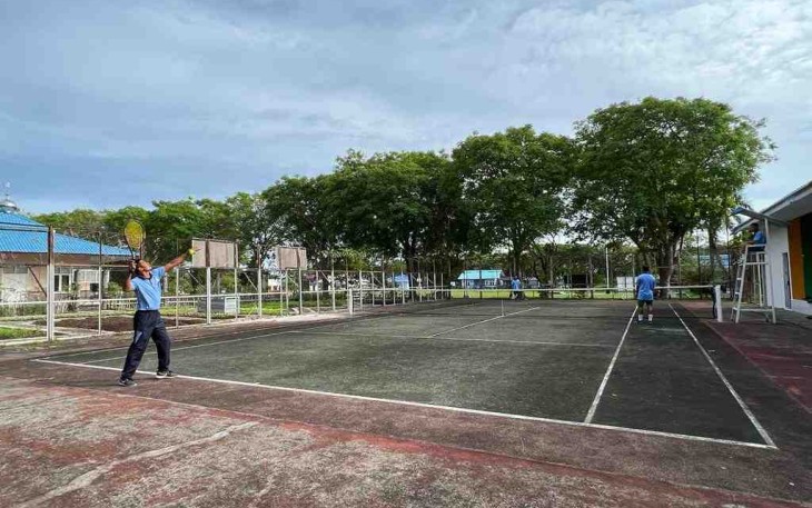 Personel Lanud Maimun Saleh berolahraga tenis lapangan