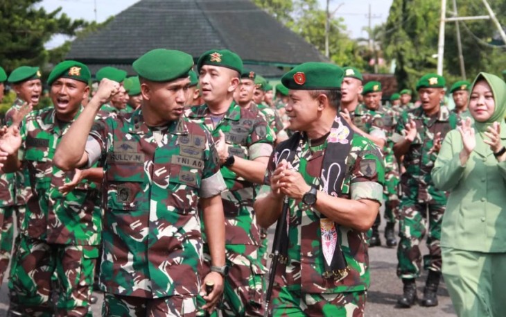 Danyonif 511/DY kepalkan tangan keatas bukti semangat tinggi ke Danrem 081/DSJ