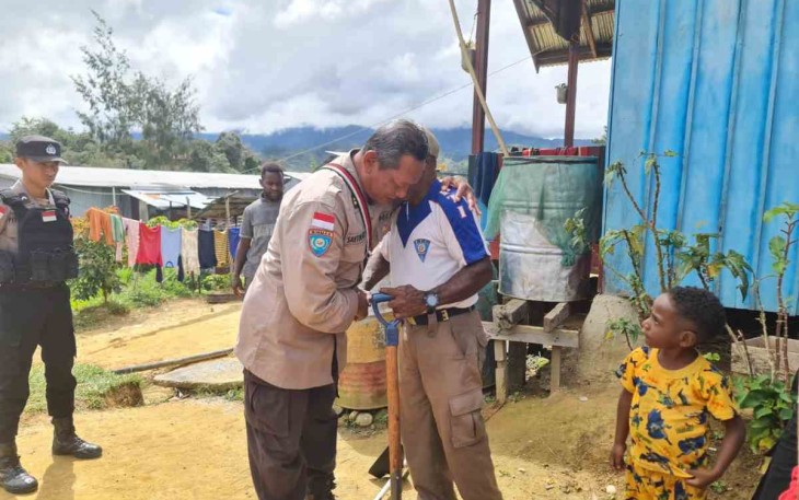 Tangis haru bapak Iron Kasipmanin menerima bantuan Iptu Sabtuwadji 