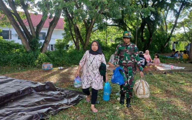 Bantu evakuasi warga pasca gempa