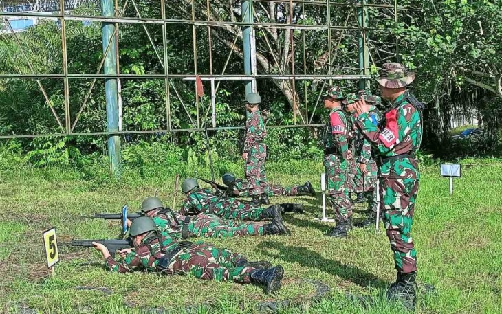 Latihan menembak Laras panjang prajurit Kodim Kutai Kartanegara 