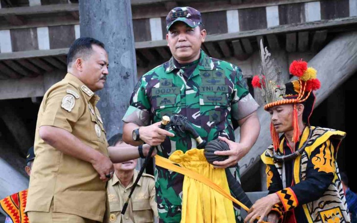 Danrem 023/KS saat pemakaian baju adat Nias Selatan