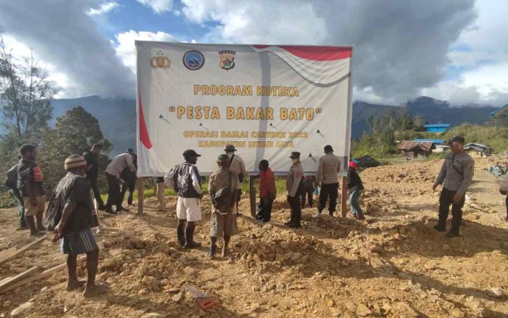 Persiapan tradisi bakar batu di kampung Yokatapa