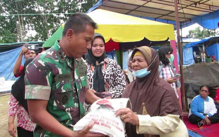 Dandim saat memberikan santunan anak yatim piatu dan kaum dhuafa