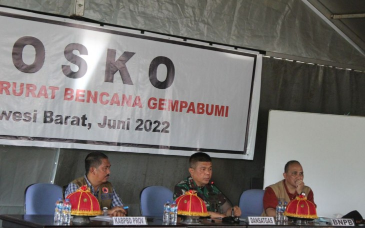 Danrem 142/Tatag saat memimpin rapat evaluasi satgas tanggap darurat 