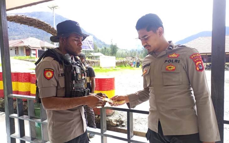 Pelayanan kesehatan personel dari tim medis satgas damai Cartenz 