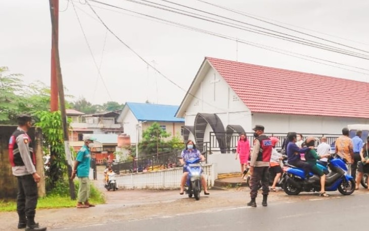Anggota Polres Bintan saat melaksanakan penjagaan pengamanan di gereja.