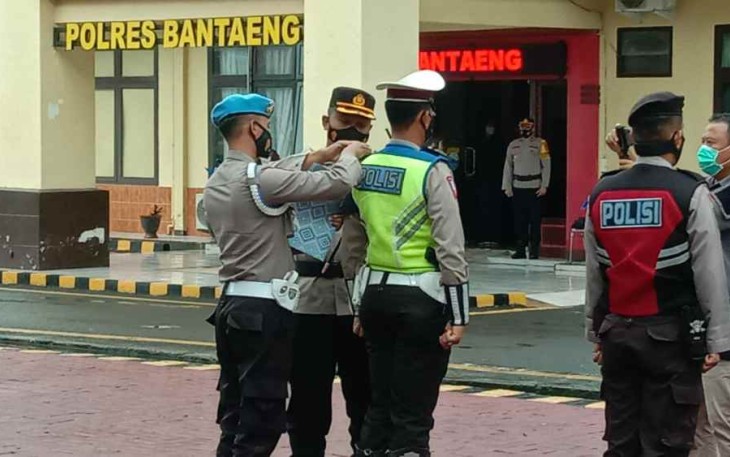 Penyematan pita Operasi Patuh  oleh Kapolres Bantaeng 