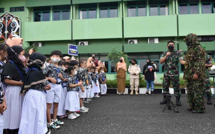 Antusias anak-anak saat mendengarkan penjelasan bapak TNI di Korem 091/ASN