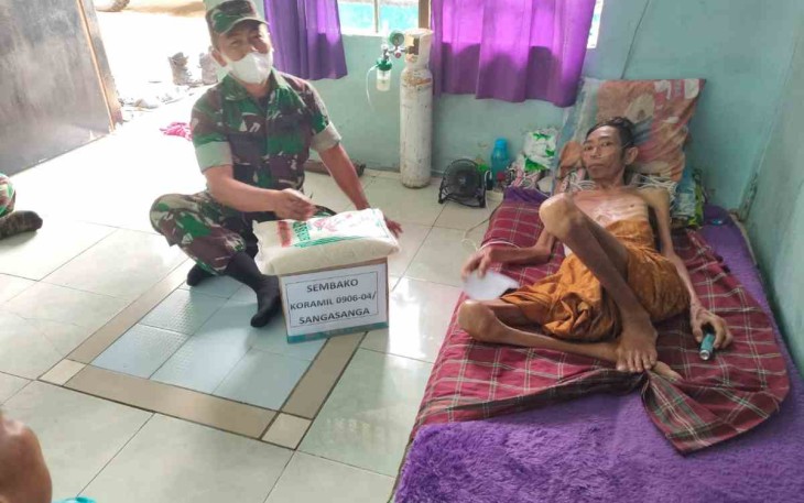 Danramil saat menjenguk warganya dan memberikan bantuan sembako