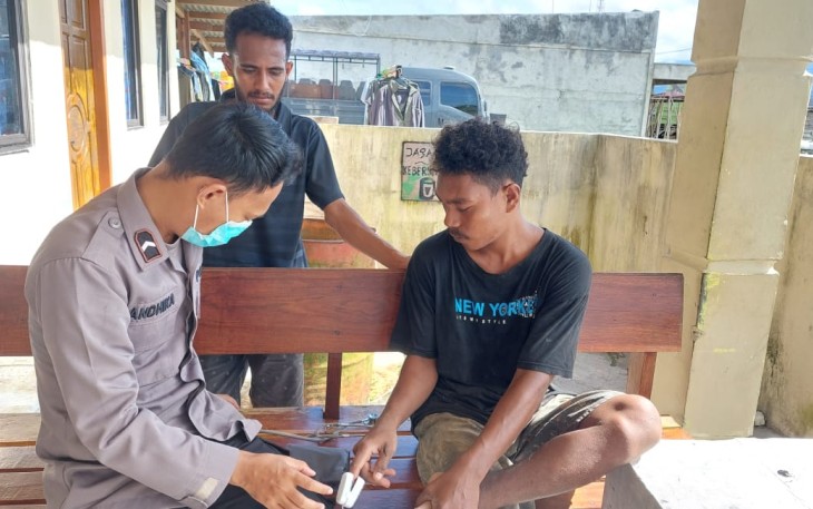 Pengobatan warga Kenyam tertusuk paku