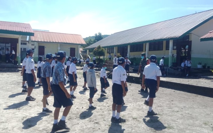 Serda S. Boangmanalu saat melatih PBB di SMP N 1 Salak