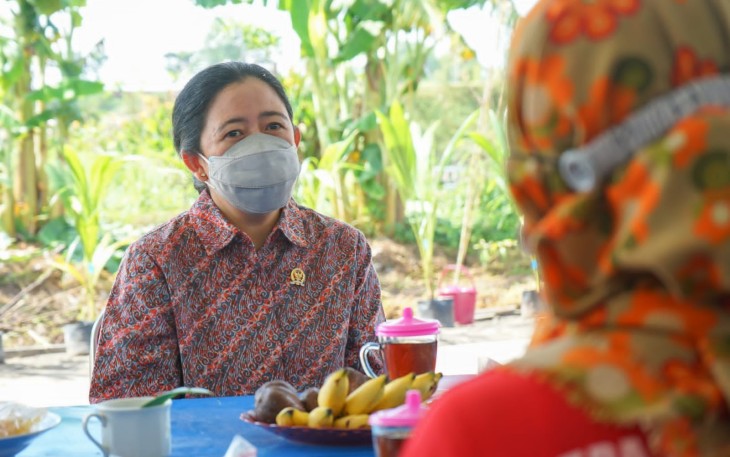 Puan saat mendengarkan keluhan pemulung di TPA Karangdiyeng Mojokerto 