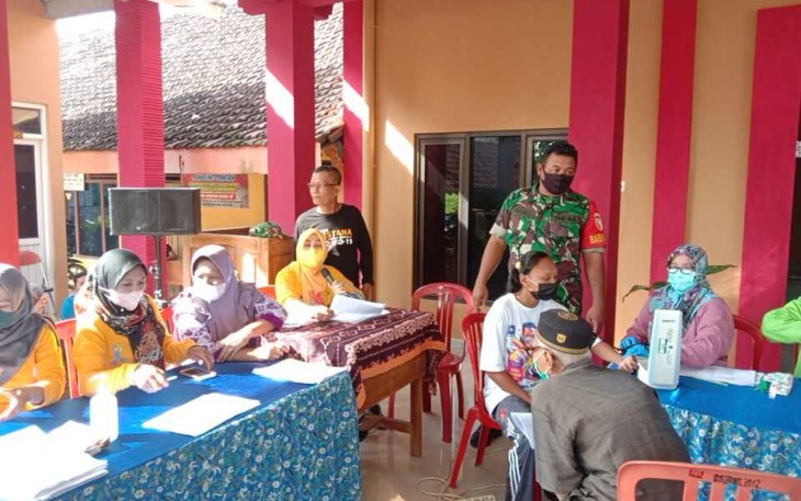 Serma Khairul dampingi warga binaannya vaksinasi