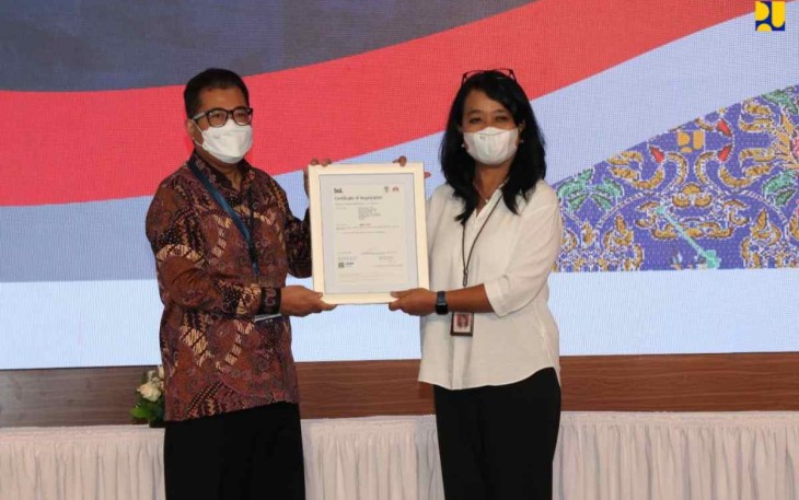 Dirjen Cipta Karya Diana Kusumastuti saat menyerahkan sertifikat zona integritas 