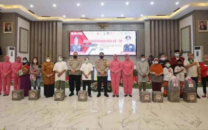 Foto bersama Bakti sosial Polda Jatim