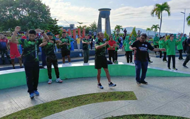 Olahraga bersama Pangdam Kasuari di taman satu tungku tiga batu