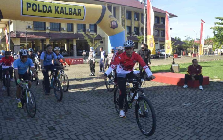 Danlanud Supadio mengikuti fun bike meriahkan hari Bhayangkara Ke-76 