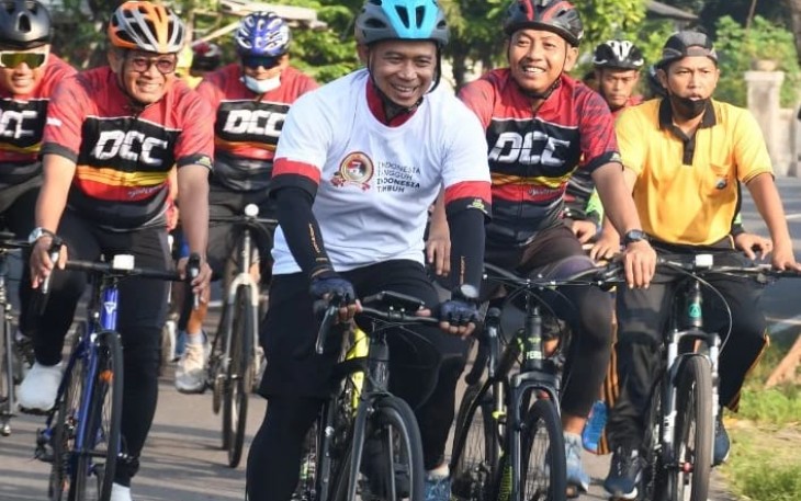 Danrem 081/DSJ berpacu dalam gowes Hari Bhayangkara Ke-76 di Kota Madiun