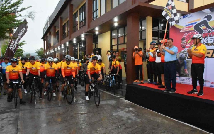 Danrem 091/ASN saat melepas peserta gowes