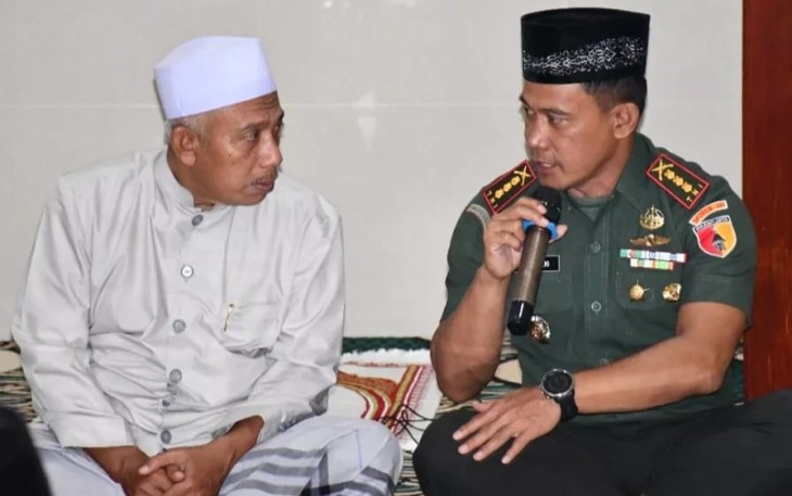Danrem 081/DSJ saat memimpin doa bersama jelang liga Santri