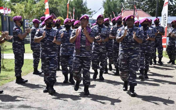 Dankormar diiringi yel yel prajurit saat berkunjung ke markas Yonmarhanlan XI Merauke