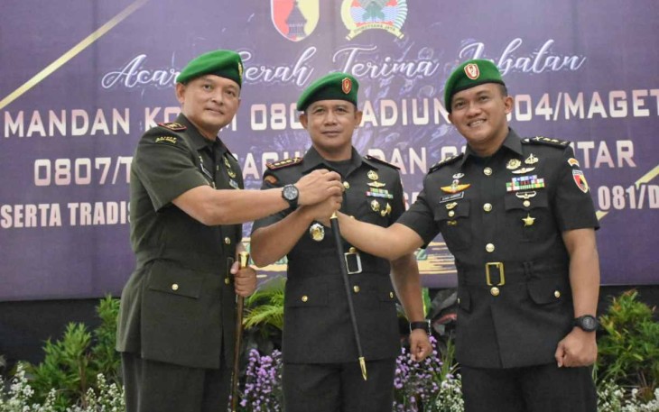 Danrem 081/DSJ foto bersama usai sertijab Dandim 0803/Madiun