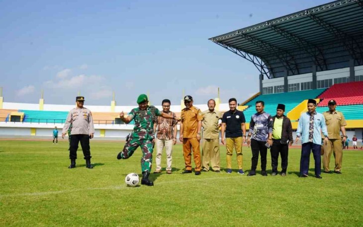 Letkol Inf Ari Widyo Prasetyo kick off resmikan liga santri PSSI piala Kasad di wilayah Cilegon