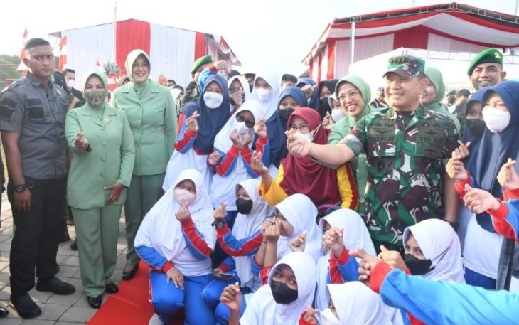 Kasad berswafoto bersama anak-anak di Cilacap