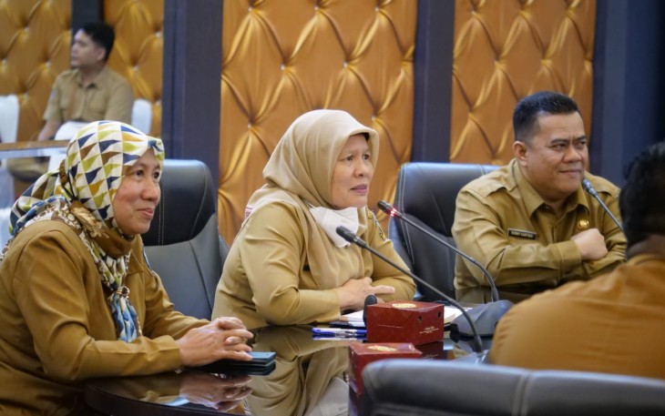 Plh Sekda Kabupaten Bintan, drh Kartini saat menerima kunjungan Tim Verifikasi Lapangan dari Dinas Pemberdayaan Masyarakat dan Desa, Kependudukan dan Catatan Sipil Provinsi Kepri 