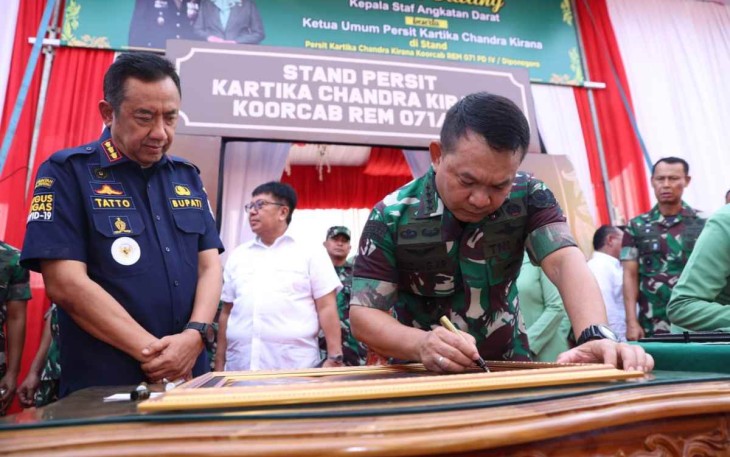 Kasad saat tandatangani prasasti peresmian lapangan sepak bola Jenderal Soedirman 