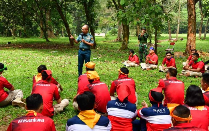 Kadispenal saat acara outbound rakernispen TNI AL di Cibubur