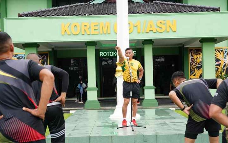 Olahraga bersama personel Korem 091/ASN