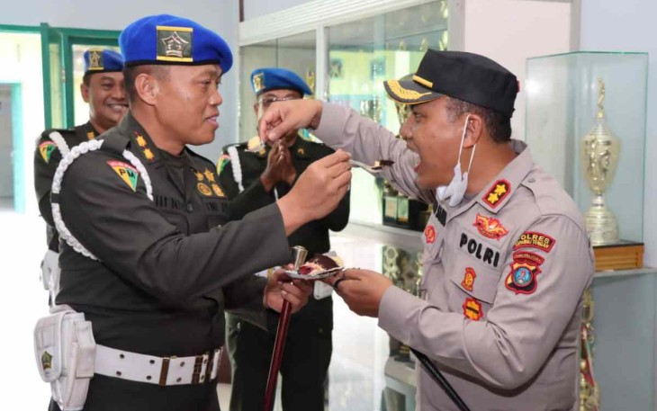 Kapolres Tapteng berikan suapan HUT Pomad ke-76 ke Dandenpom 1/2 Sibolga