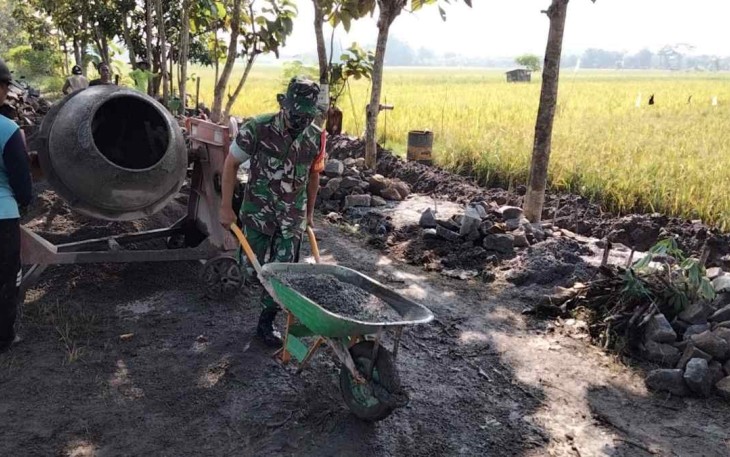 Berjibaku memperbaiki saluran air di desa Sawahan