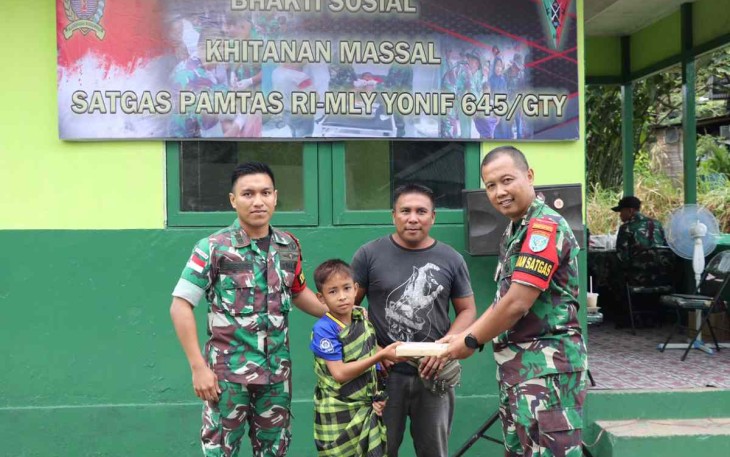 Dansatgas saat memberikan santunan usai khitanan massal