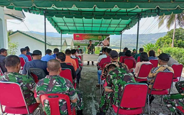 Danramil saat komsos bersama para kepala desa di wilayahnya 