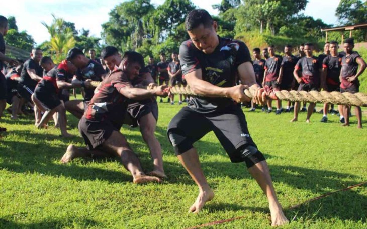 Danbrigif 3 Marinir saat tarik tambang bersama prajuritnya 