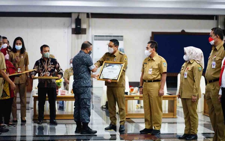Wabup Saiful Arifin ketika menerima penghargaan P4GN 